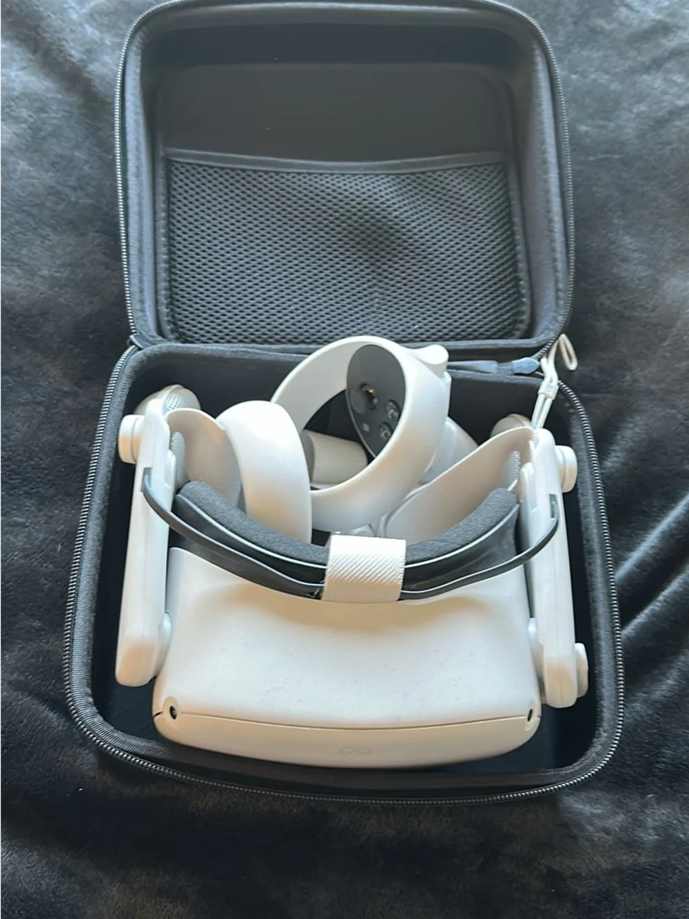 VR headset meta quest 2 full set, speakers,case,charging station